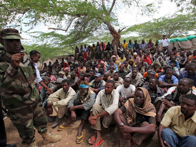 Leden van al-shabaab luisteren orders van het Somalische leger