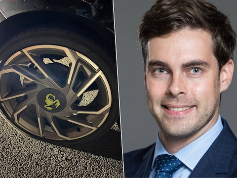 Kristoff Cox (rechts) uit Elsene liep dinsdagavond met zijn Abarth 500e schade op toen hij over de tijdelijke doorsteek op de E19 richting Brussel reed. Links: Een van zijn banden liep leeg na de klap. Ook de velg raakte beschadigd.