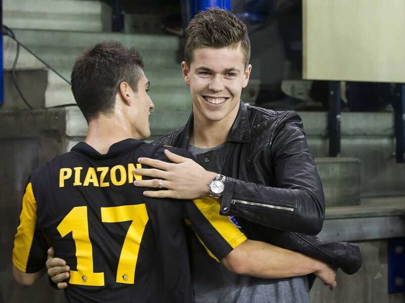 Man van de wedstrijd Lucas Piazon viert een treffer met oud-Vitessenaar Marco van Ginkel.