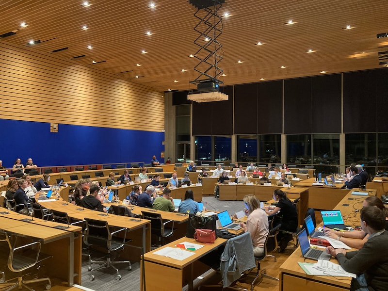 N-VA vindt retributie van 70 euro te hoog, maar schepen Vansina (cd&v) legt uit waar dat bedrag vandaan komt op de Leuvense gemeenteraad