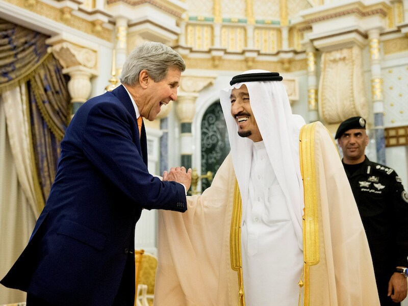 John Kerry was vorige week nog op bezoek in Saoedi-Arabië. Hij schudt de hand van koning Salman.