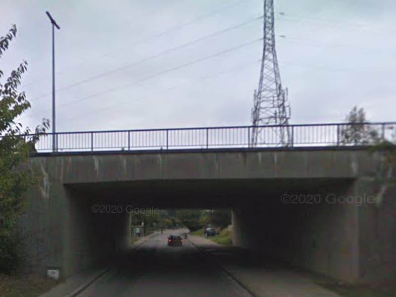De brug van de Meerdaalboslaan over de Oudebaan. 