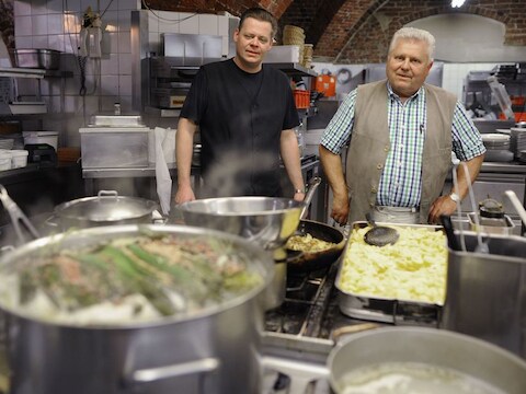 Eigenaar Joachim Berger en zoon in de keuken van de 'Kartoffelkeller' in Lübeck.