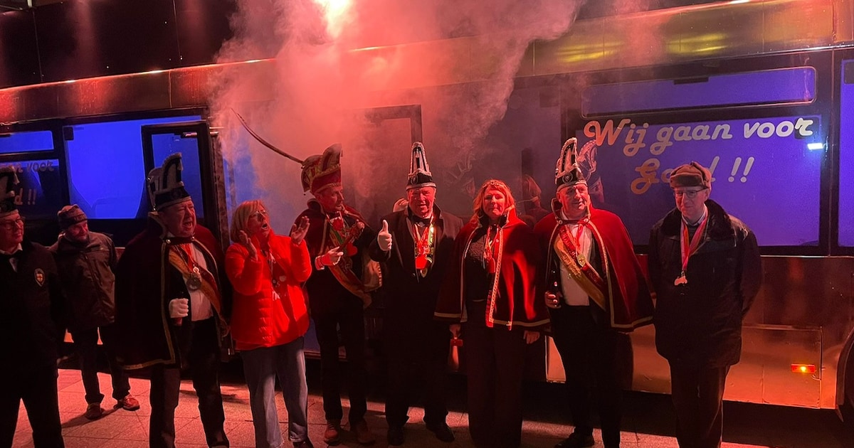 Raad van Elf viert jubileum met gouden praalwagen en ‘oud prinsenhof’