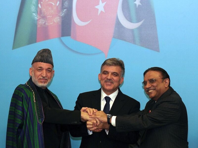 Hamid Karzai (L), Abdullah Gul (C) en Asif Ali Zardari (R).