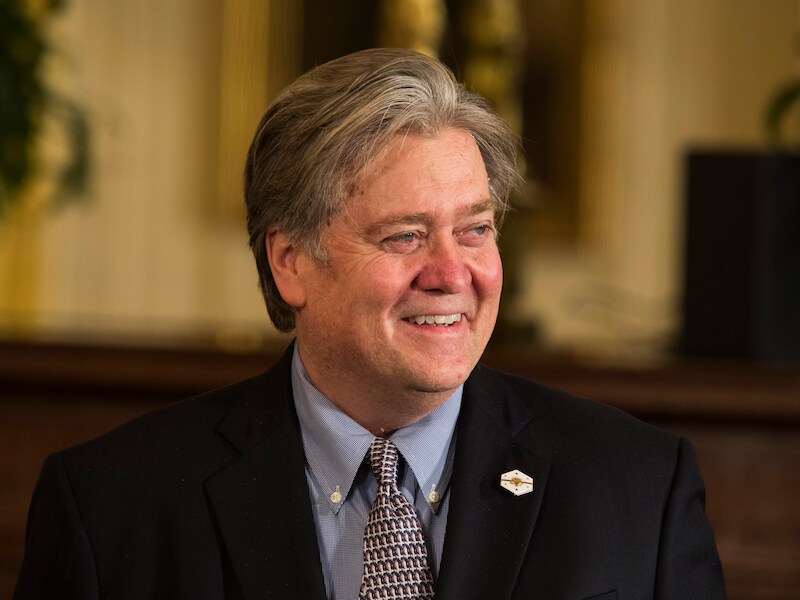 Stephen Bannon, de topstrateeg van president Trump, was ook aanwezig bij de persconferentie van Trump en de Britse premier Theresa May.