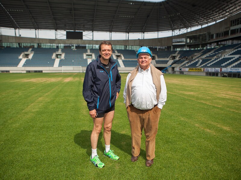 Louwagie naast voorzitter Ivan De Witte in de Ghelamco Arena.