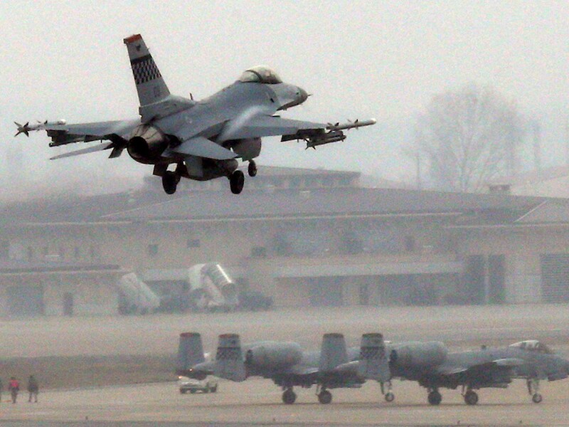 Een F-16 stijgt op vanop de Amerikaanse basis in Pyeongtaek in Zuid-Korea.