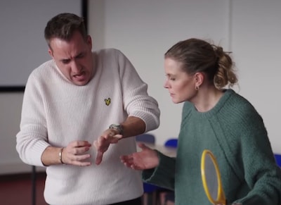 KIJK. Andy Peelman bezorgt Dina Tersago de stress van haar leven in ‘Ze zeggen dat’