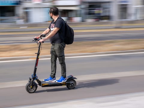 Wie op een step rijdt die sneller dan 20 kilometer per uur kan moet vanaf morgen verplicht een helm dragen