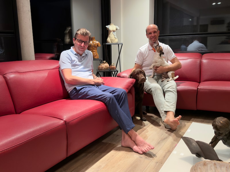Isaï (links en Bruno (rechts) zijn blij met de vijfde verjaardag van De Kimmer.