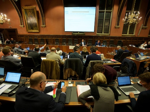 De commissie kibbelt verder. De oppositie wil eerst iedereen verhoren, de meerderheid wil de commissie zo snel mogelijk afronden.