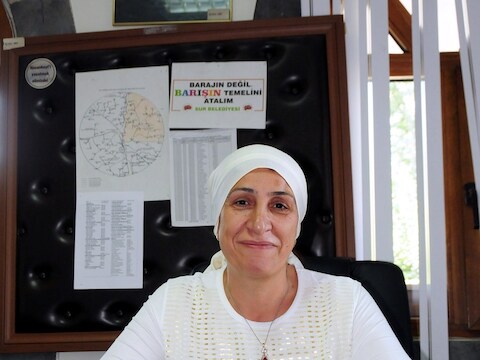 Ambtenaar Azize Erdem mag voortaan haar hoofddoek ook op kantoor dragen.