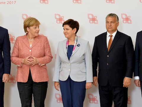 De Slovaakse premier Robert Fico, Duits bondskanselier Angela Merkel, Pools premier Beata Szydlo, Hongaars premier Viktor Orban en de Tsjechische eerste minister Bohuslav Sobotka vandaag in Warschau.