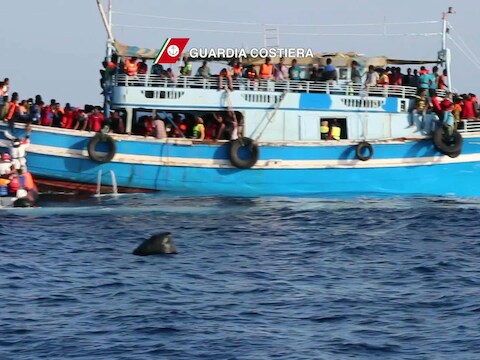 Archiefbeeld van een schip waarop vorige week honderden migranten de overtocht naar Europa probeerden te maken.