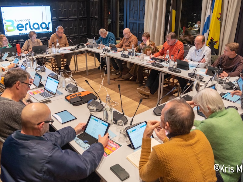 De gemeenteraad komt samen in de raadzaal van het gemeentehuis