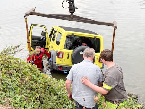 Jonge bestuurder belandt met terreinwagen in de Schelde in Oudenaarde: “Ik was in slaap gevallen”