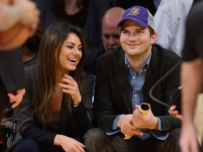 Mila Kunis en Ashtun Kutcher tijdens een basketbalwedstrijd in Los Angeles.