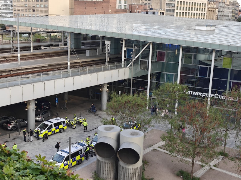 De politie controleert maandag e-steps aan Antwerpen-Centraal, aan de zijde van het DPG Media-gebouw.
