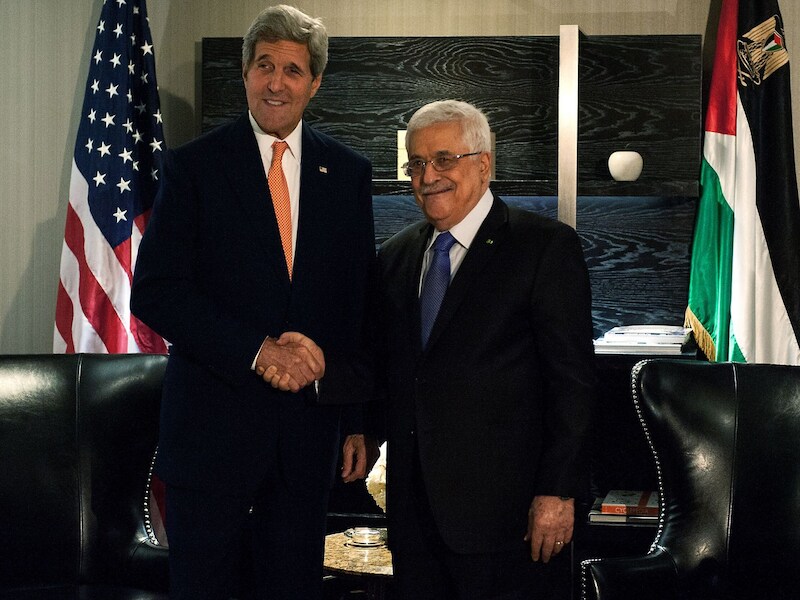 De Amerikaans minister van Buitenlandse Zaken John Kerry en de Palestijnse president Mahmoud Abbas.