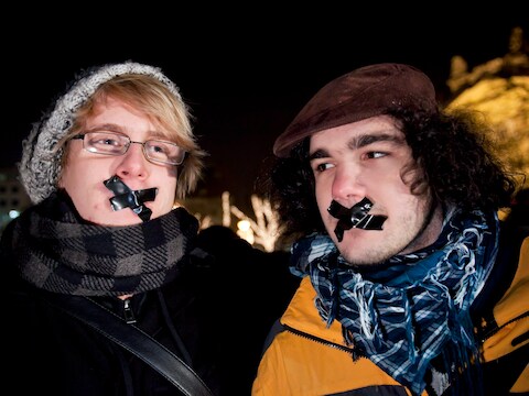 Een jong koppel protesteert tegen de wet.