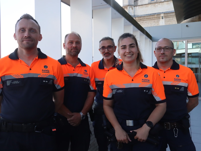 Vlnr: teamleider Tim Van Riet, senioreninspecteurs Kurt, Hans en Alyssia en commissaris Wouter Dhollander
