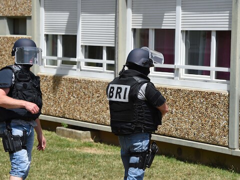 Leden van de interventiebrigadie voeren onderzoek aan het appartement van verdachte Yacine Salhi (35) in Saint-Priest, een voorstad van Lyon.