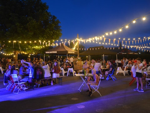 De zomerbar van de vereniging ‘BAAR’ in basisschool Molenveld in Denderhoutem.