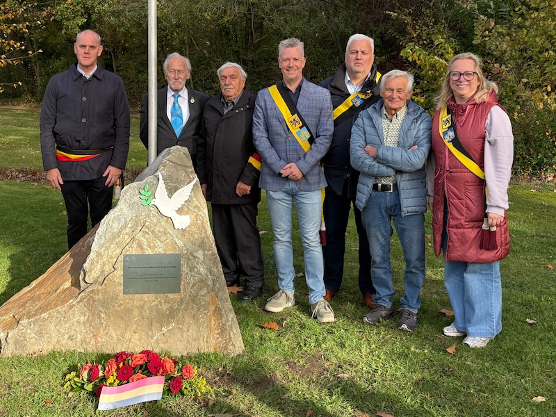 Het gemeentebestuur huldigde de vredesrots mee in.