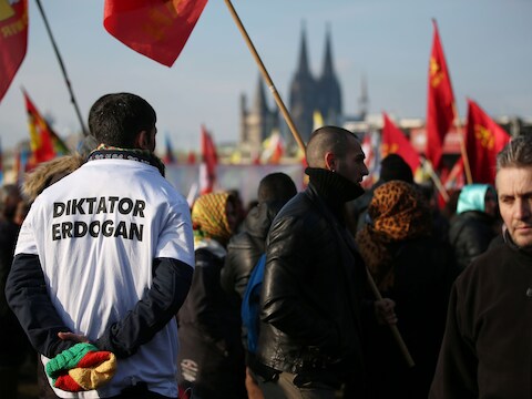 Protestanten tegen Erdogan in Keulen