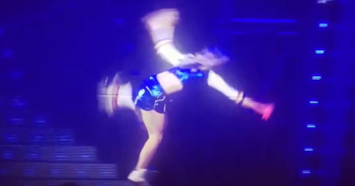 VIDEO: K3-Klaasje smakt tegen podium tijdens rolschaatsact