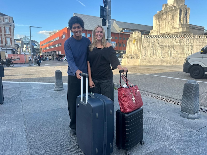 Merel (22) komt voor het eerst in Leuven op kot voor haar specialisatie kinesitherapie. Haar vriendin Serena (19) helpt haar met de valiezen, maar blijft zelf thuis wonen.