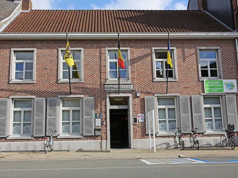De brievenbus aan het Gemeentelijk Administratief Centrum in Opwijk is dinsdagnacht gestolen.