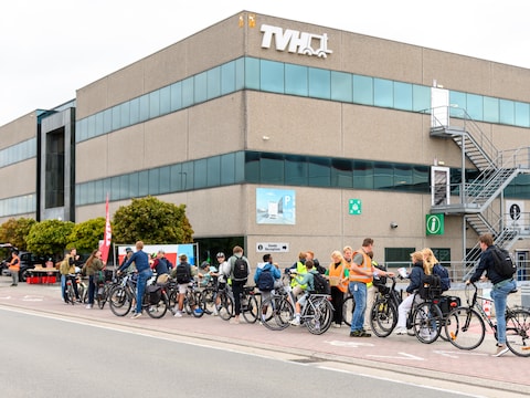 TVH trakteert voorbijrijdende fietsers op koffiekoeken en wijst tegelijk op gevaren van dode hoek