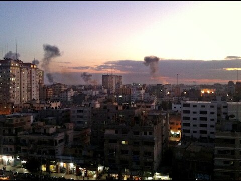 Rook stijgt op uit Gaza-stad.