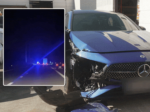 De blauwe Mercedes waar de drie tieners na een lange achtervolging mee crashten.