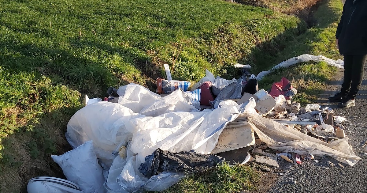 Groot sluikstort van bouwafval in Stenenkruisstraat