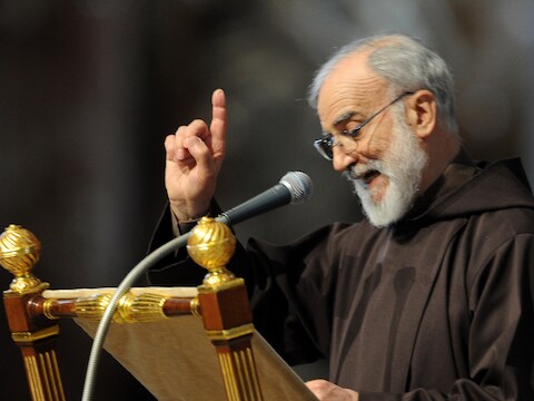Cantalamessa tijdens zijn omstreden homilie.