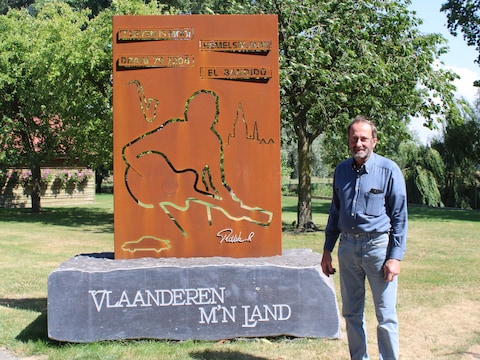 Raphaël Wackenier bij zijn monumentale werk ter ere van Will Tura. "Het staat mooi in onze tuin, maar het zou nog veel mooier staan in de publieke ruimte van Will zijn geboortedorp Veurne."