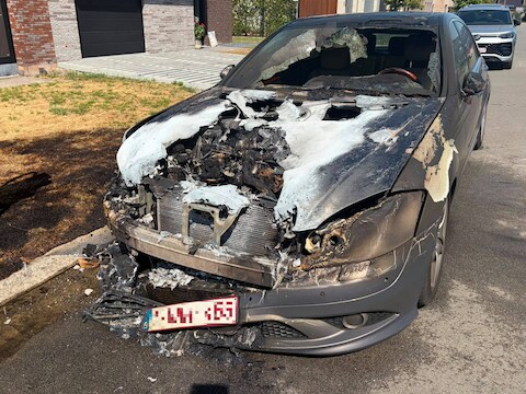 Een Mercedes vatte vrijdag vuur in Zwevezele. 