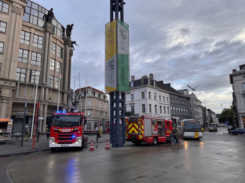 Vlaggenmast dreigt om te vallen in Gent.