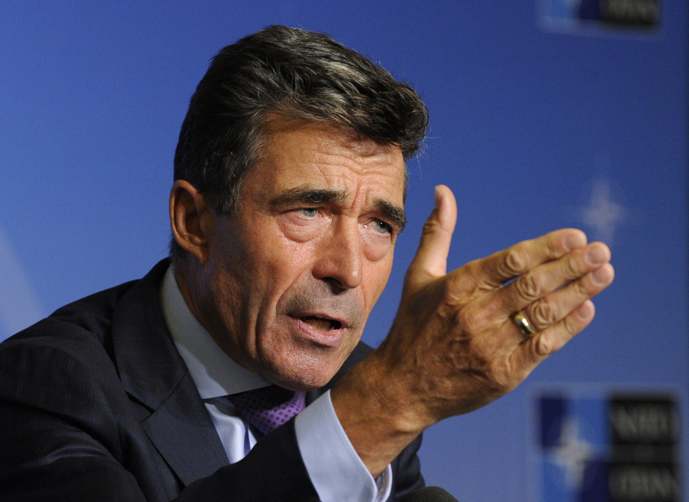 Anders Fogh Rasmussen, secretaris-generaal van de NAVO: "Als de internationale gemeenschap niet reageert, sturen we dictators over de hele wereld het signaal dat zij chemische wapens kunnen gebruiken zonder reactie".
