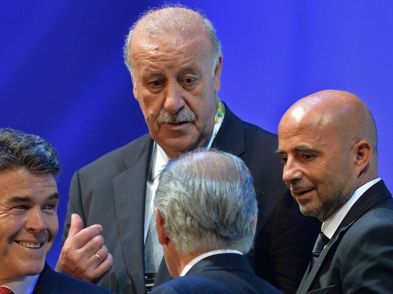 Vicente del Bosque in een onderonsje met onder andere Jorge Sampaoli (r), bondscoach van Chili.