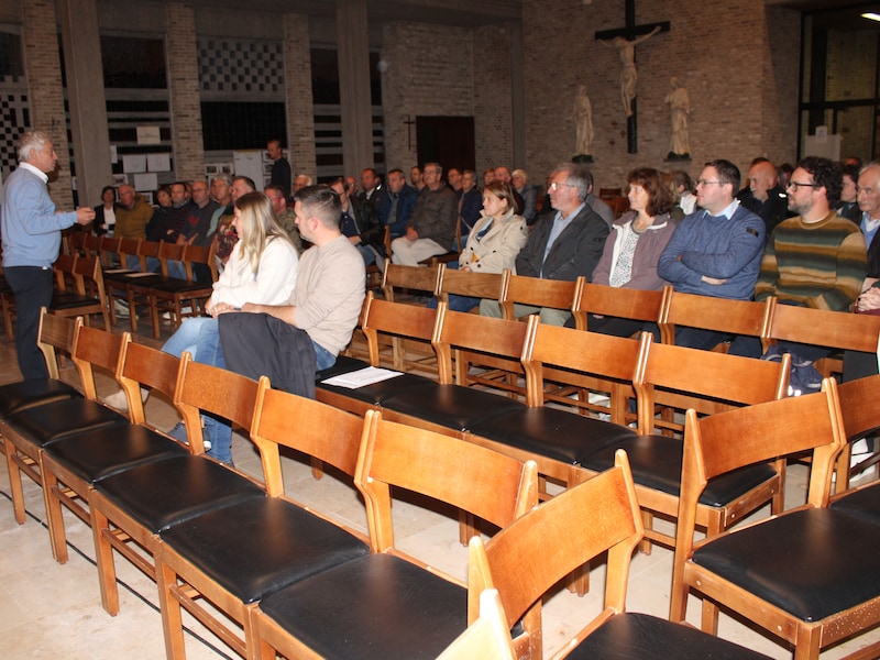 Zestig geïnteresseerden - inwoners van Hoogstade en lokale politici - kwamen op maandag 19 oktober in de kerk van Hoogstade luisteren naar de resultaten van de enquête.