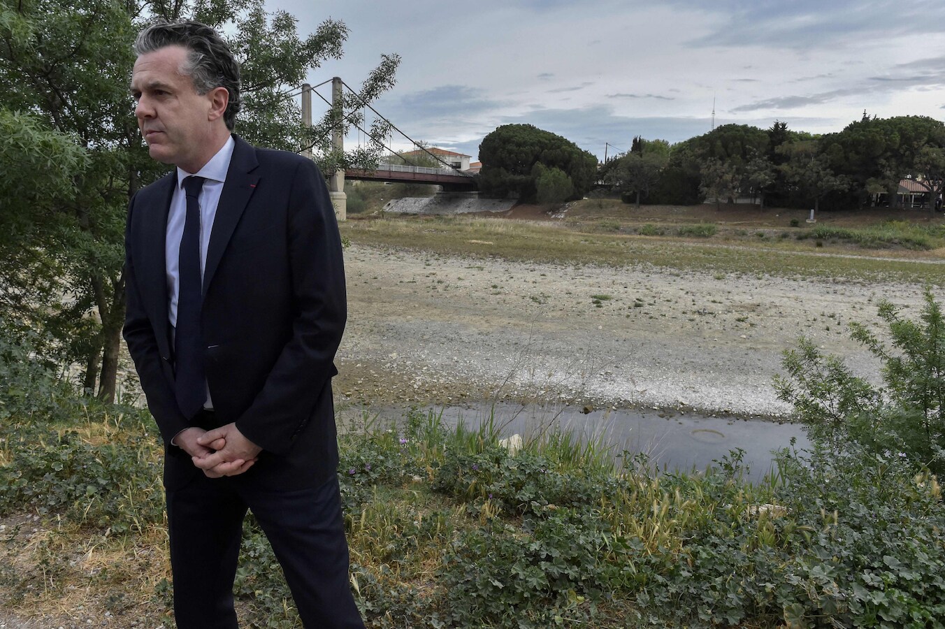 De Franse minister Christophe Béchu naast de uitgedroogde Agly-rivier eind april.