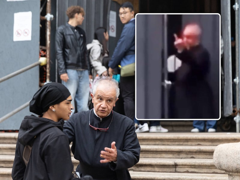 De priester voor zijn kerk in Milaan tijdens de protesten vorig weekend. Kleine foto: de middelvinger naar de relschopper.