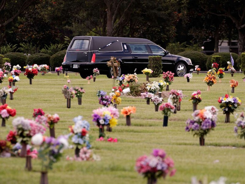 Een rouwwagen vervoert het lichaam van Kimberly Morris, een van de uitsmijters van de homobar in Orlando die bij de schietpartij om het leven kwam.