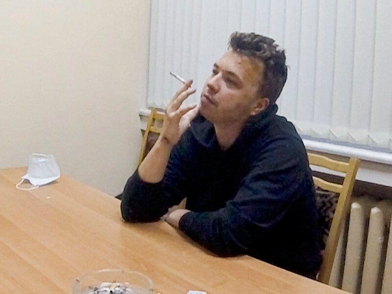 Een beeld uit de televisiereportage die werd uitgezonden op de Wit-Russische staatstelevisie. De gearresteerde kritische journalist Roman Protasevitsj is op de beelden lachend en rokend te zien, maar oppositieleden vermoeden dat de beelden expres wazig werden gemaakt om verwondingen te verbergen. 