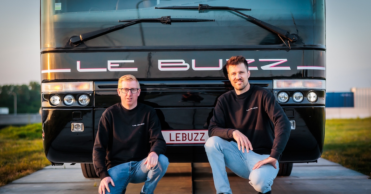 Maarten (42) en Thomas (37) bouwen luxueuze feest- en vergaderbus ‘Le ...