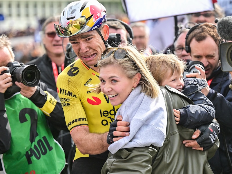  “Hoe we gaan vieren? Met frietjes”: vrouw Sarah en zoontjes in de wolken na triomf van Wout van Aert in Parijs-Roubaix